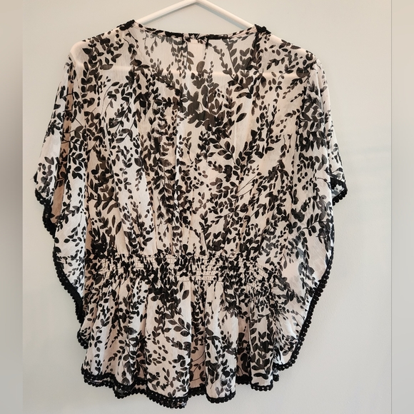 Cocomo Black and White print Butterfly Blouse.  Size S. Black braid front patten - Picture 4 of 4